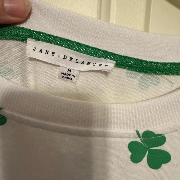 Jane + Delancey St.Patricks Day White Crew Neck Sweatshirt w/ Green Clover Sz M - Picture 11 of 11